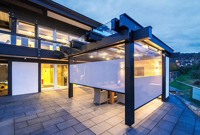 Terrasse mit zipSCREEN und Sichtfenstertuch lumisol